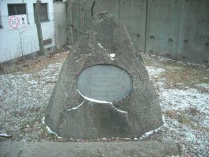 Denkmal zur Einweihung des Bahnhofes